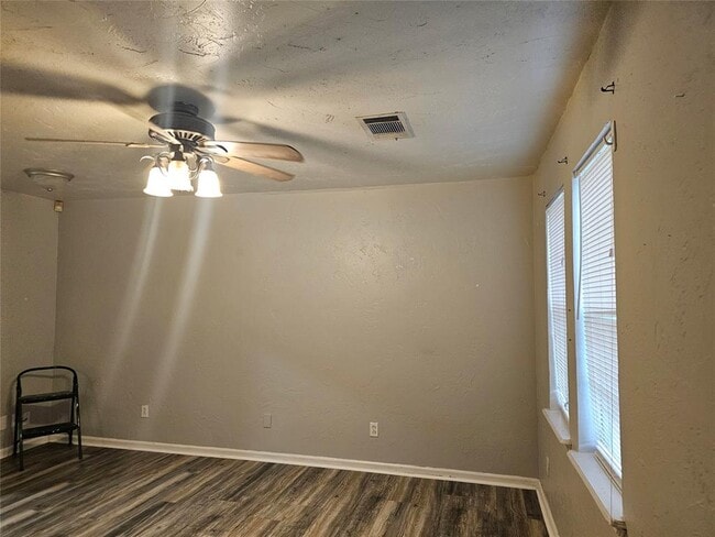 Building Photo - 1112 Jet Dr