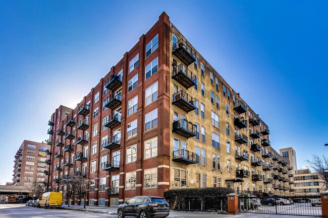 Building Photo - 420 S Clinton St