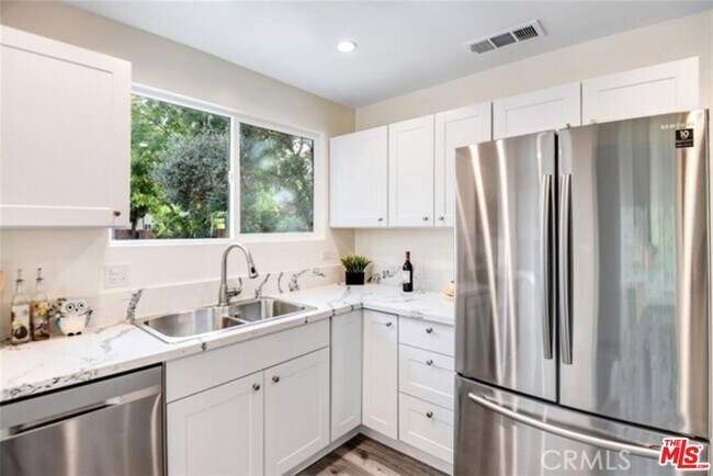 Foto del edificio - 17902 Saticoy St