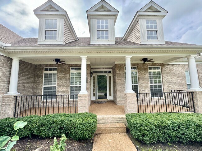 Building Photo - One level Executive Home - 3 Bed, 2 Bath H...