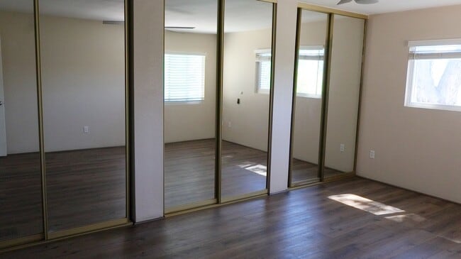 Building Photo - Beautiful 3 bedrooms corner unit condo located in Poway.