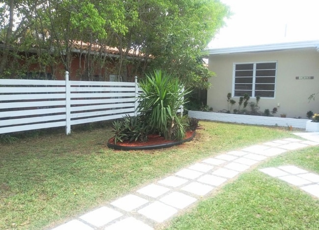 Building Photo - 1826 Biarritz Dr