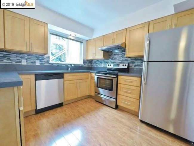 Foto del edificio - 327 Rheem Blvd