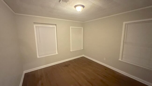 Building Photo - 2370 Larose Ave