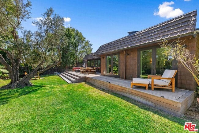 Building Photo - 7038 Dume Dr