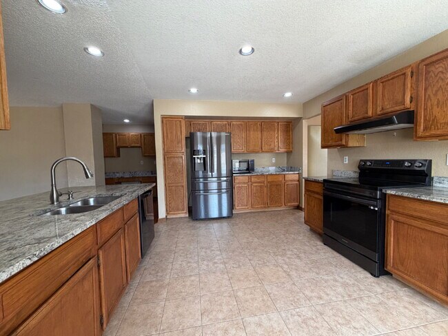 Foto del edificio - ~Available Now~  Beautiful Four Bedroom Home with Fireplace, Private Yard & Luxurious Primary Suite!