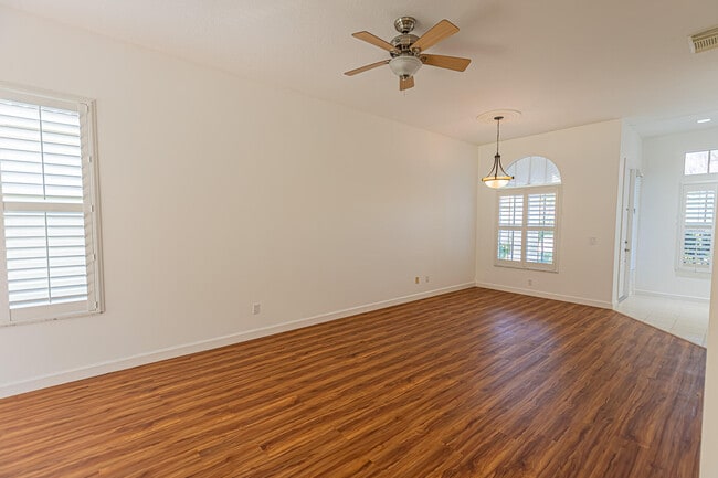 Building Photo - 562 SW New Castle Cove