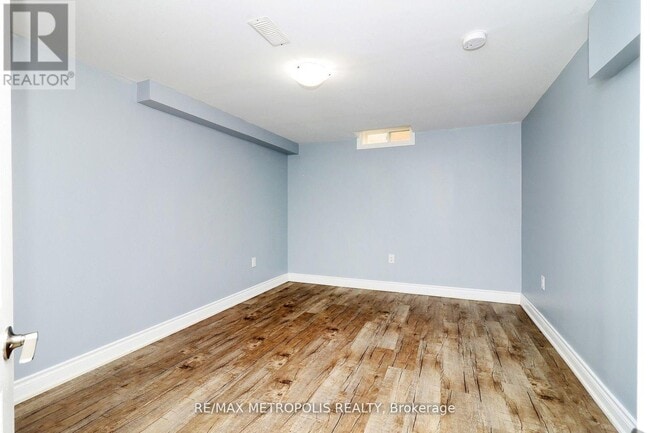 Building Photo - 33 Lipton Crescent