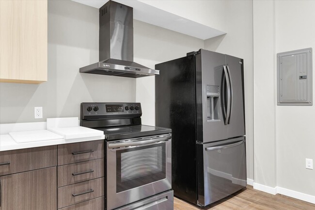 Building Photo - SUBLEASE~ 1 BED / 1 BATH APARTMENT IN DOWN...