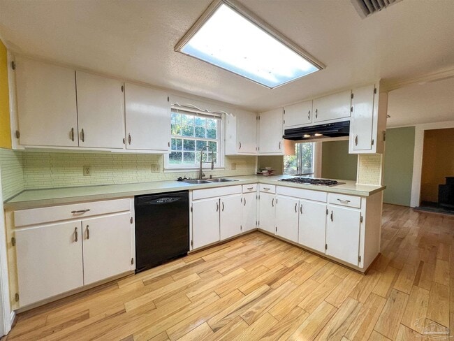 Foto del edificio - 5325 Lakewood Dr