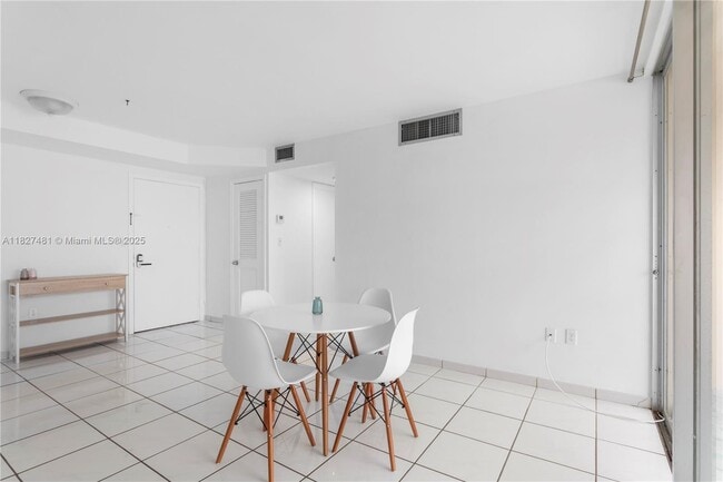 Building Photo - 9440 W Bay Harbor Dr