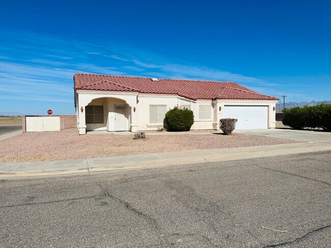Building Photo - Charming 3-Bed, 2-Bath, 2-Car Garage with ...