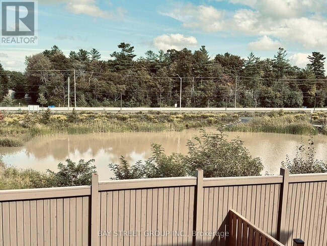 Photo du bâtiment - 32 Hercules Clb Dr