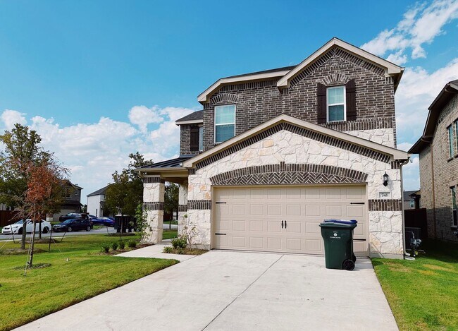Foto del edificio - Like-New 4 Bedroom Home in Prime Garland Location