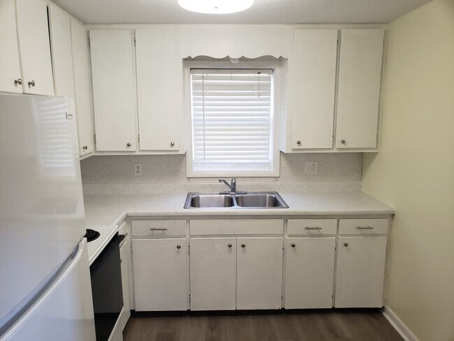 Foto del edificio - Triplex - 2 Bdrm/1Bath  Kingsport TN