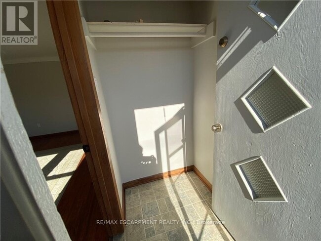 Building Photo - 300 Knoll St