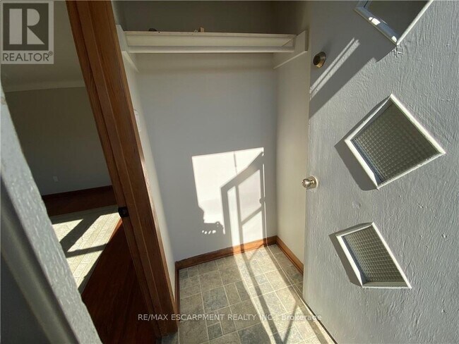 Photo du bâtiment - 300 Knoll St