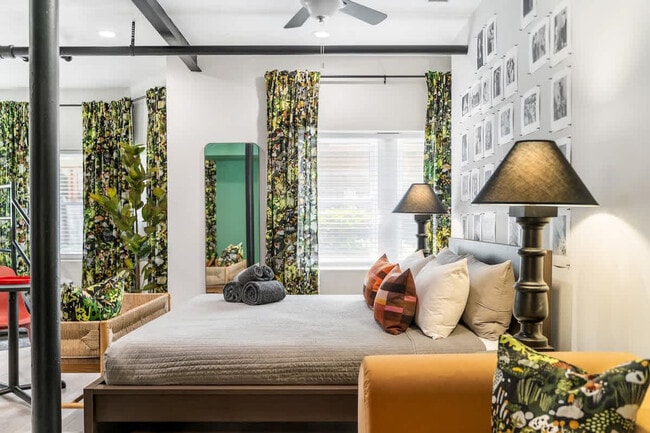 Building Photo - 4526 N Wolcott Ave