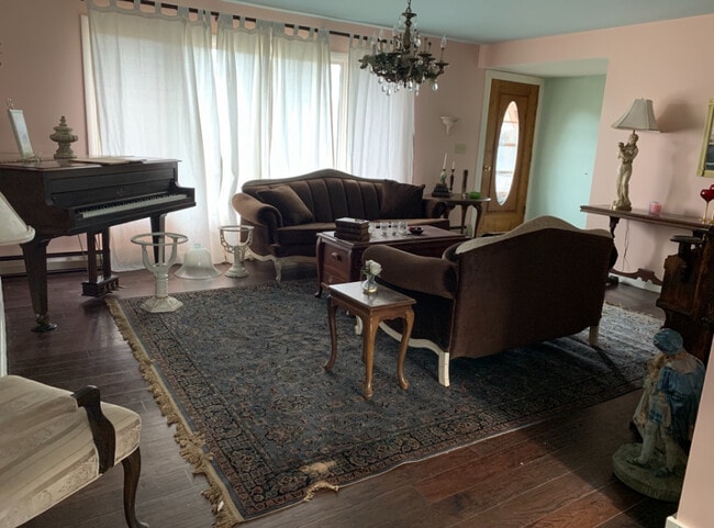 Living room - 202 Hillcrest Dr
