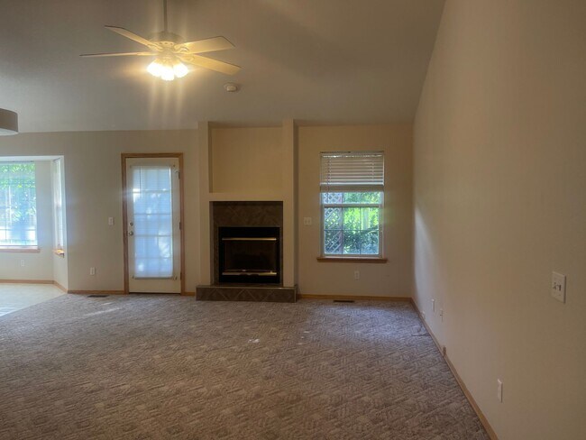 Foto del edificio - OZARK HOME CHECK OUT this charming 3 bedro...