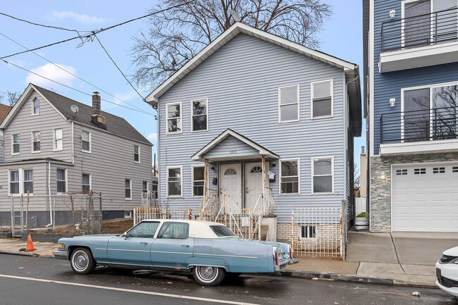 Building Photo - 390 S 19th St