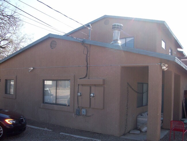 Building Photo - 1517 E 8th St