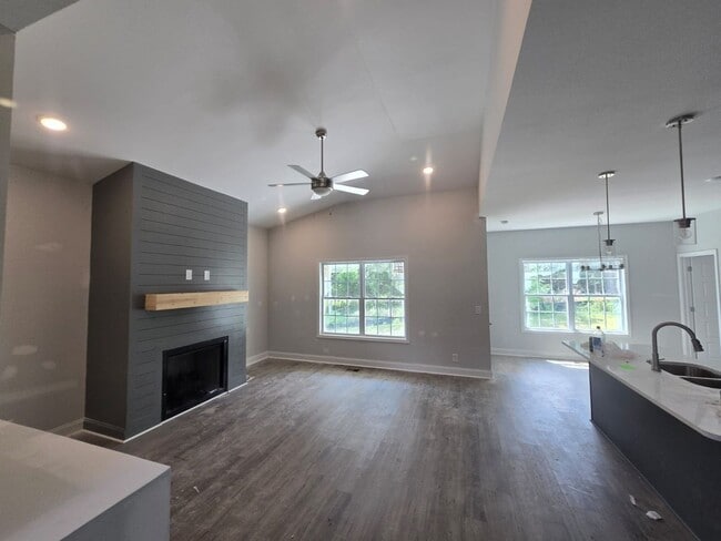 Building Photo - 522 N Halifax Ct