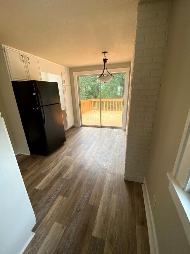 Building Photo - Updated 2 bedroom 1 bath home - located on...