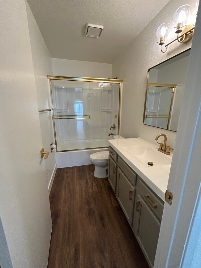 Baño de invitados - 264 S Waverly St