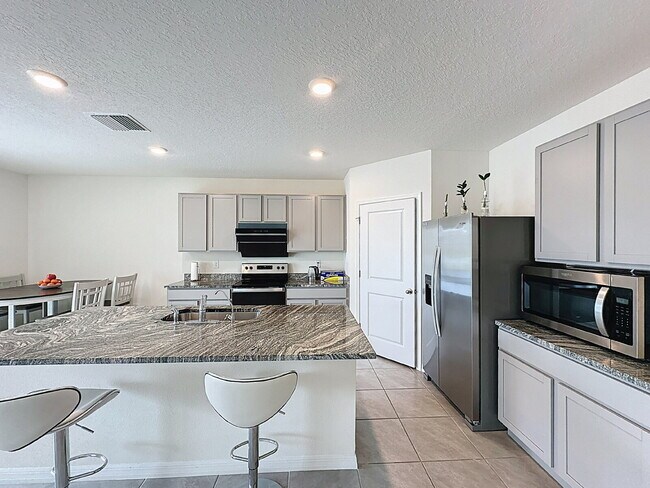 Building Photo - 8379 Ender Hls Dr