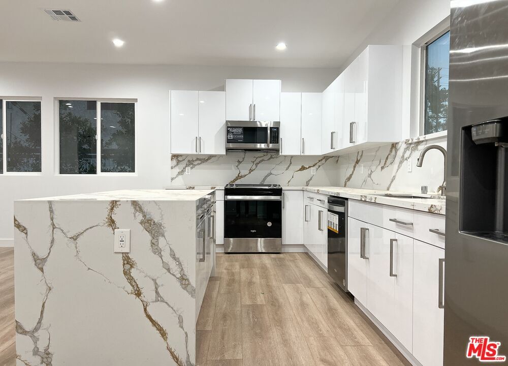 Foto principal - 5618 Varna Ave