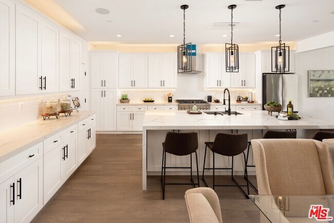 Foto del edificio - 4526 Sylmar Ave