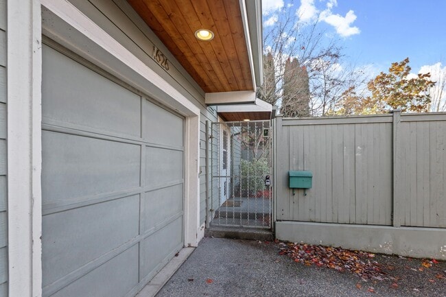 Building Photo - 3Bd/3Ba Seattle Townhome