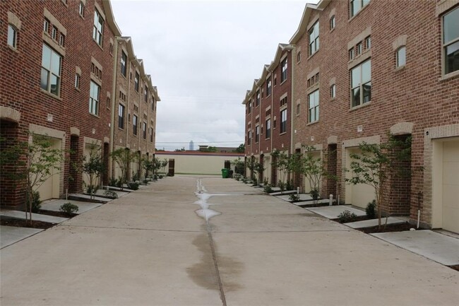 Foto del edificio - 2710 Hullsmith Dr