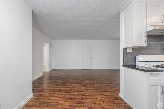 2BR, 1.5BA - 1,000SF - Kitchen - 1475 S Wooster St