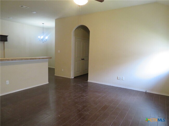 Foto del edificio - 554 Creekside Cir