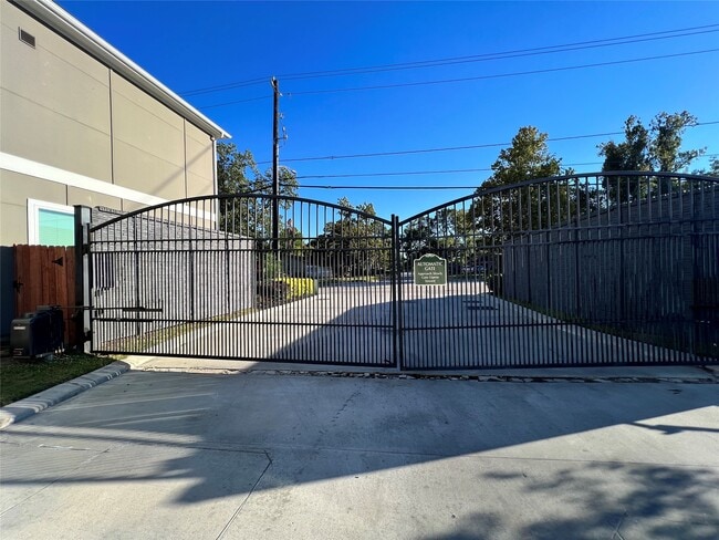 Foto del edificio - 6712 Parker Oaks Ln