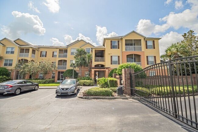 Building Photo - Spacious 3/2 Condo with a Screened Patio i...