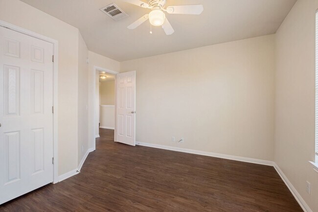 Building Photo - Convenient 3 Bedroom, 2.5 Bath, 2-Story Ho...