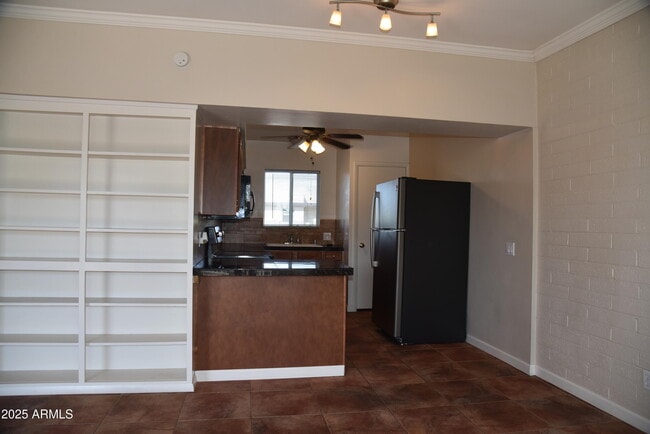 Foto del edificio - 6804 E 2nd St