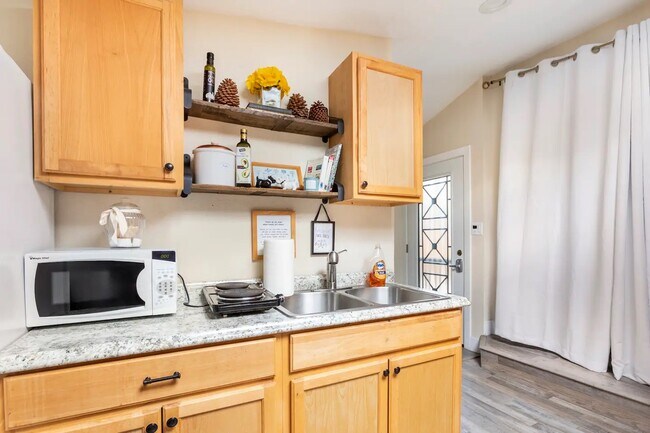 Cocina americana con todos los utensilios de cocina y vajilla. - 842 Tahoe Keys Blvd