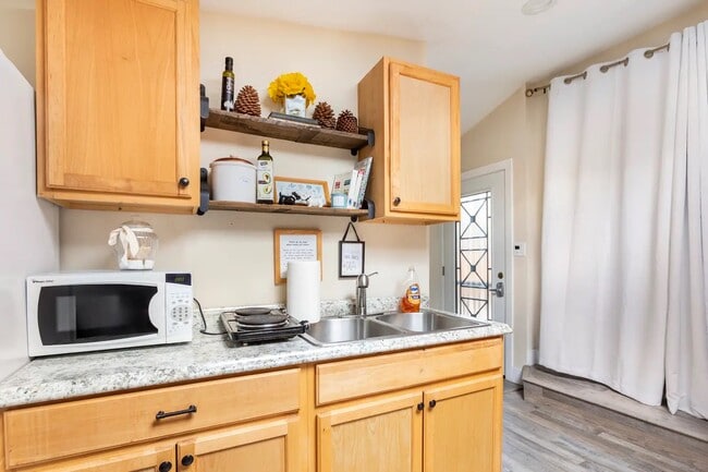 Cocina pequeña con todos los utensilios de cocina y vajilla - 842 Tahoe Keys Blvd