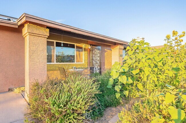Building Photo - 1022 W Apollo Ave