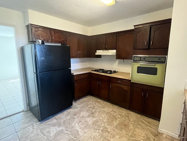 Foto del edificio - 616 W J St