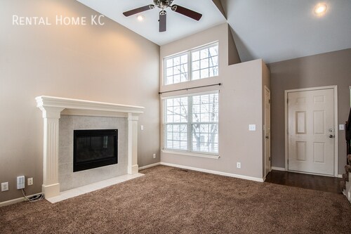 Building Photo - Stylish 3-bedroom Townhouse in Blue Valley...