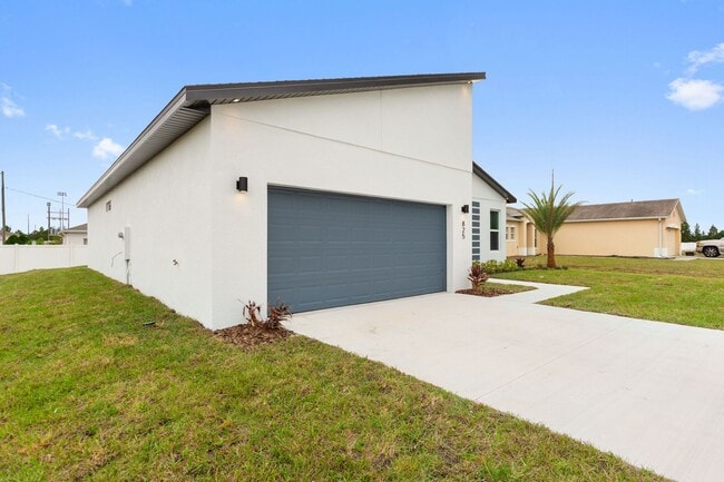 Building Photo - Deposit-Free! Modern, energy efficient hom...