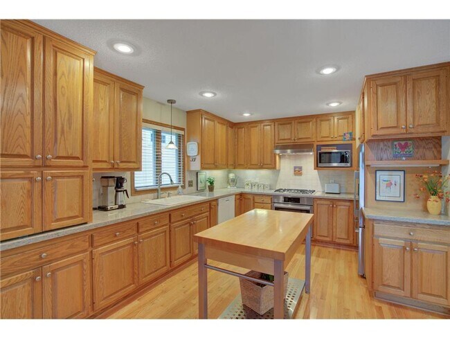 Building Photo - Wayzata 3 bedroom 3 bath Charmer- Availabl...