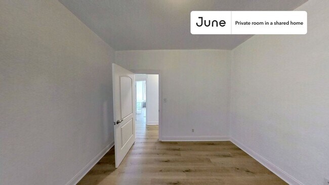 Foto del edificio - Private bedroom in 4 bed/1 bath Home