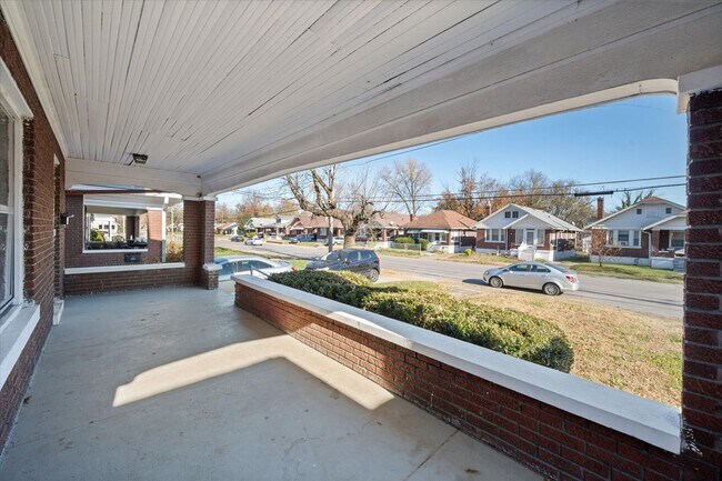 Foto del edificio - Spacious 4BR/2BA Home with Hardwood Floors...