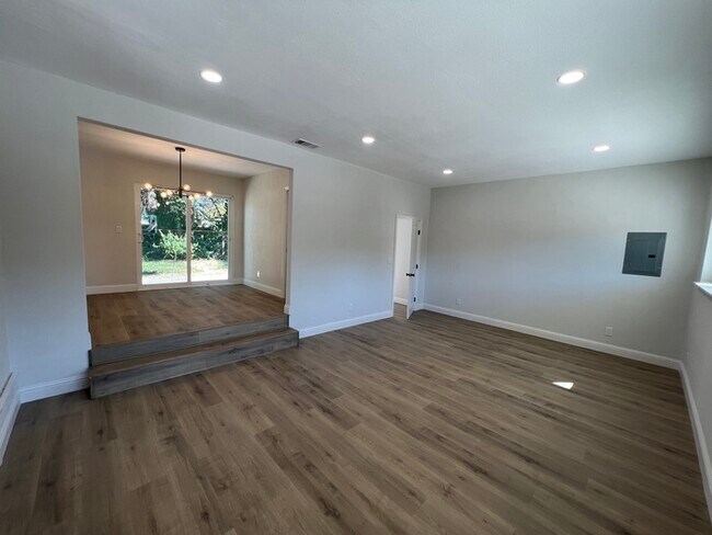 Building Photo - Renovated 4 bedroom 2.5 bath home in Concord
